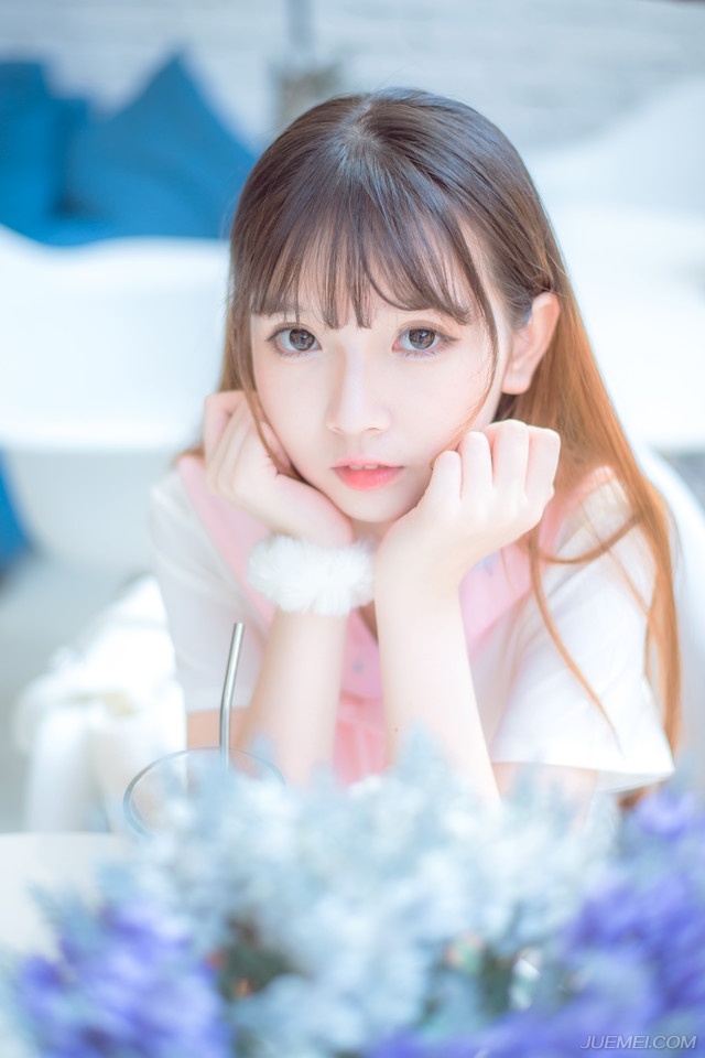 “什么？都督阵亡了！？”靠近一些的将士听到了那小卒的声音，整个江岸边顿时炸开了。